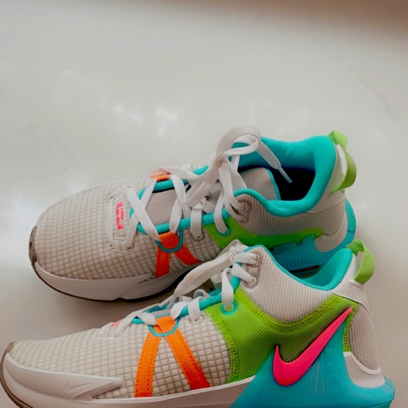 Nike LeBron Basketball Sneakers - Picture 8 of 14